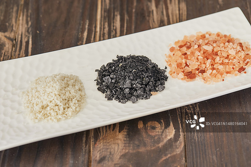 罗马尼亚餐桌上的盘中美食俯视图图片素材