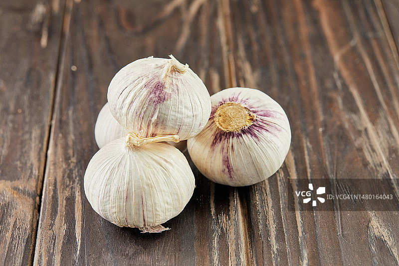 罗马尼亚木桌上的大蒜特写图片素材