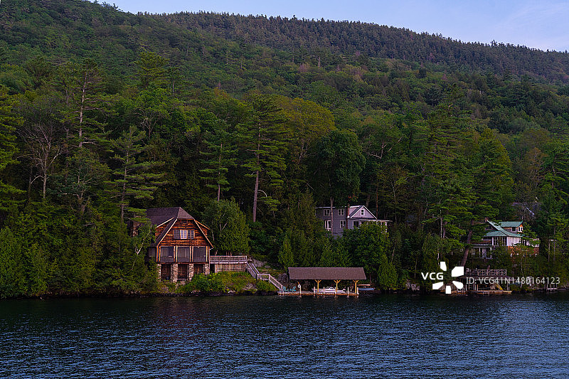 乔治湖畔建筑风光，美国图片素材