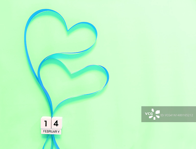 蓝色背景上用纸做成的心形特写，罗马尼亚图片素材