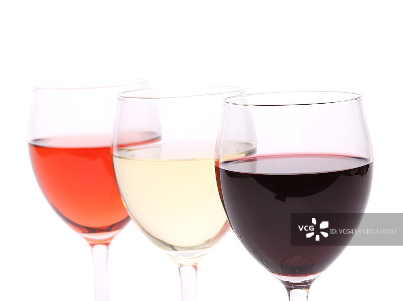 白色背景下摩尔多瓦红酒杯特写图片素材
