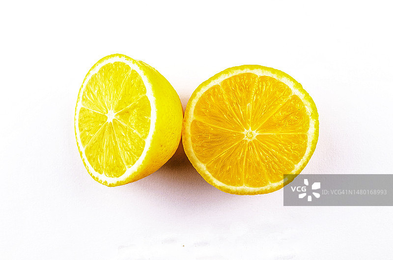白色背景上的柠檬切片特写图片素材