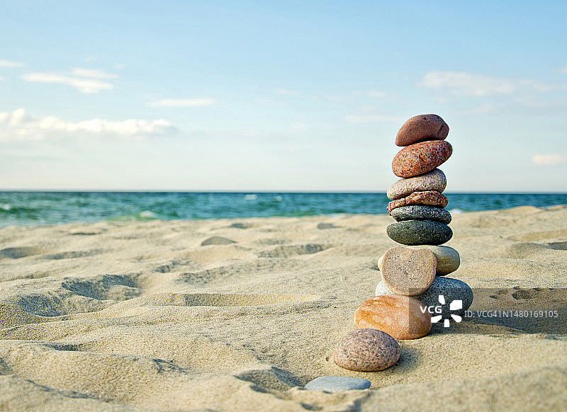 俄罗斯库尔斯沙嘴，海滩上堆叠石头的特写图片素材