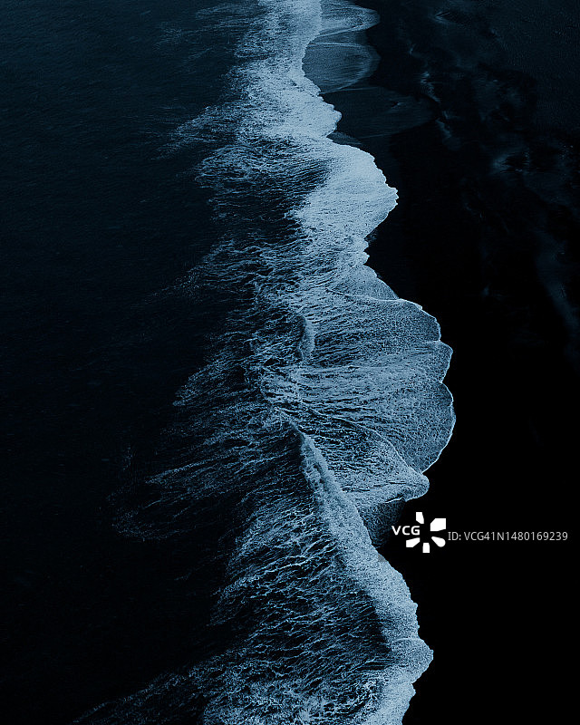 冰岛海滩波浪涌向岸边的高角度视图图片素材