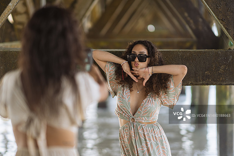 亲吻中的性感女人，另一位女性正在拍照图片素材