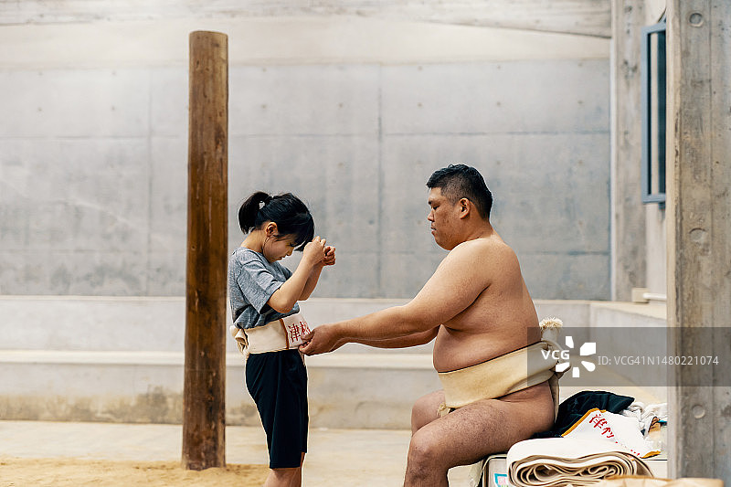 教练指导女学员进行相扑训练图片素材