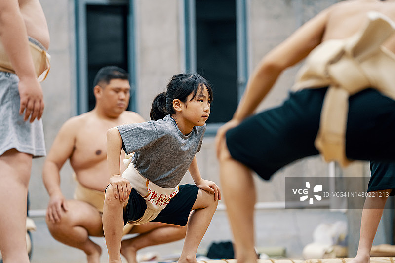 在相扑练习中专心致志的小学女生图片素材