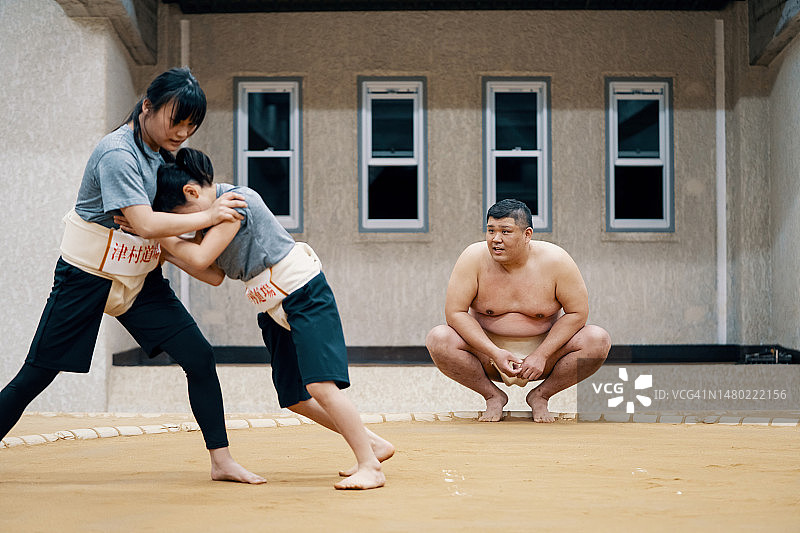 相扑教练指导两名小学生练习图片素材