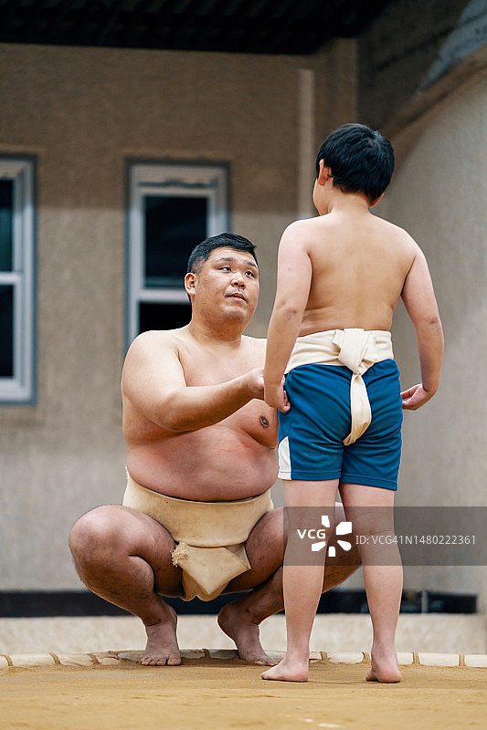 教练在相扑练习中指导学生图片素材