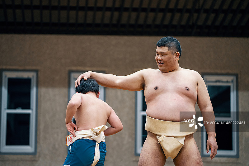 教练在相扑练习中指导学生图片素材