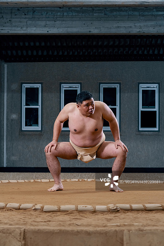 相扑教练在土俵上的肖像照图片素材