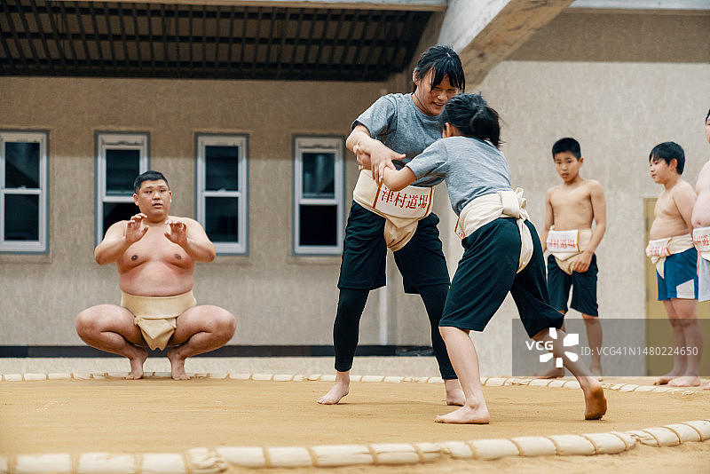 相扑教练指导两名小学生练习图片素材
