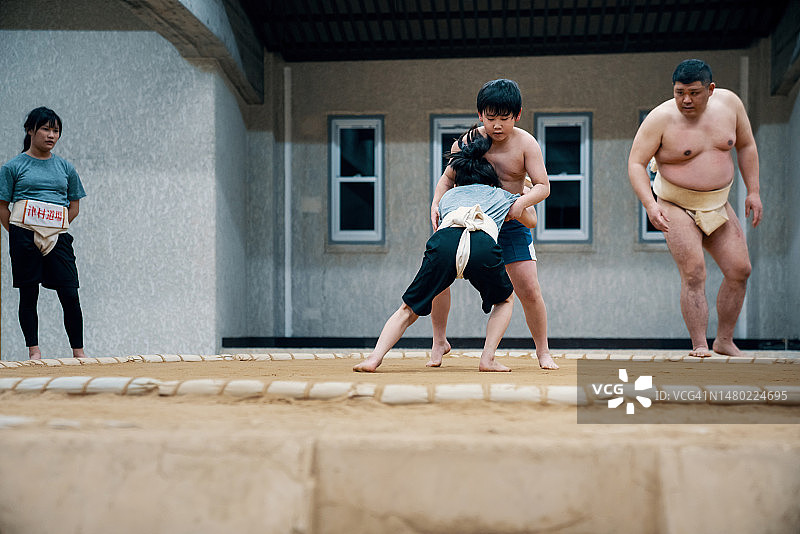 相扑教练指导小学生练习图片素材