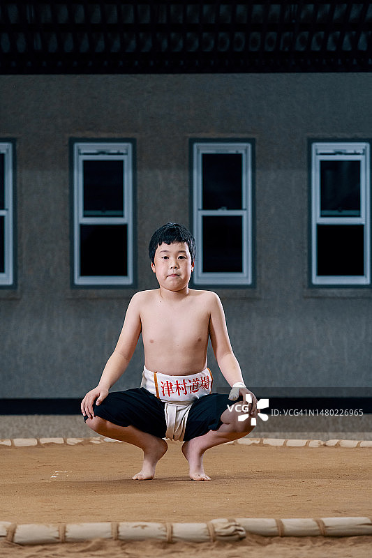 相扑土俵上年轻的小学生相扑选手肖像图片素材