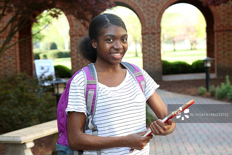 背着背包的非洲裔美国青少年图片素材