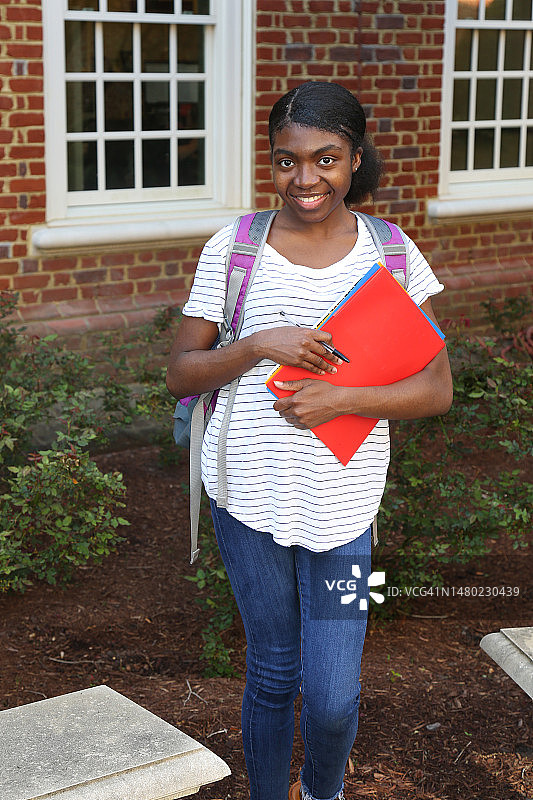 背着背包的非洲裔美国青少年图片素材