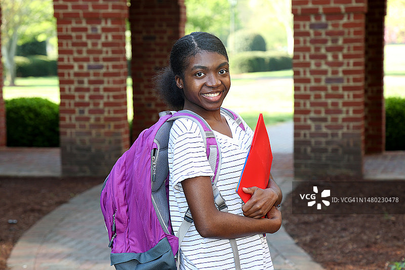 背着背包的非洲裔美国青少年图片素材