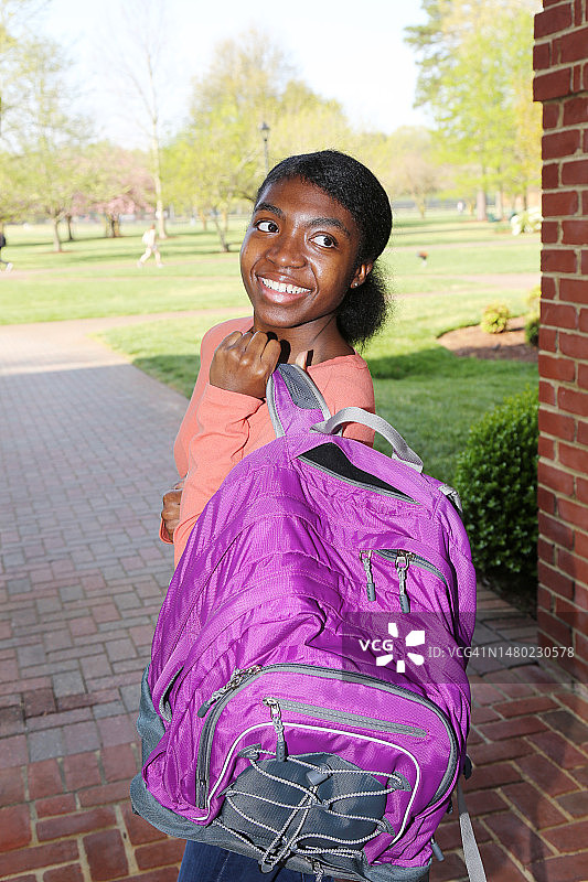 背着背包的非洲裔美国青少年图片素材