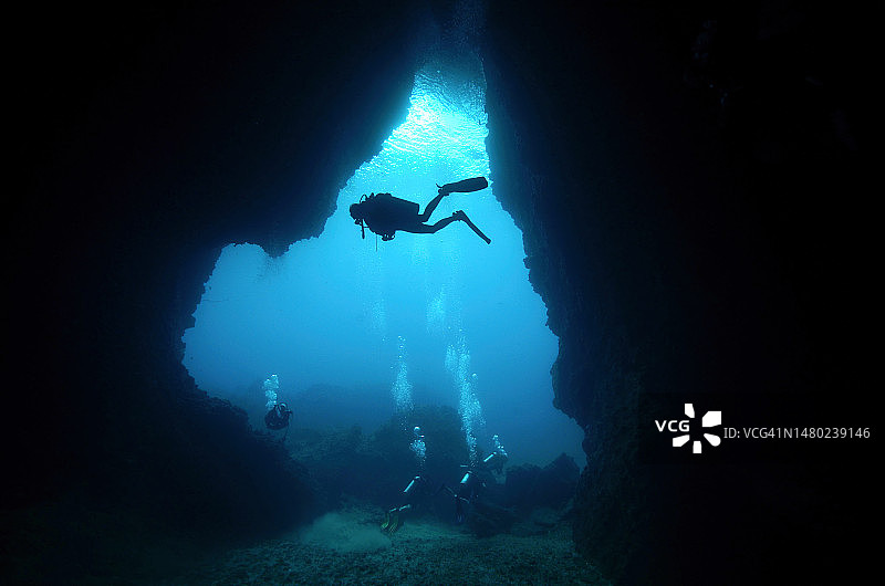 泰国甲米府阁涯岛的潜水员与洞穴剪影图片素材