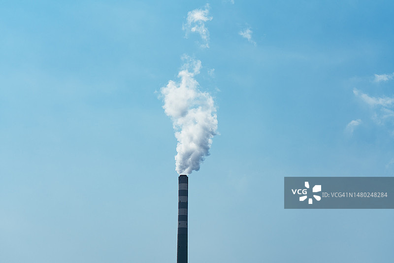 冒烟的烟囱图片素材