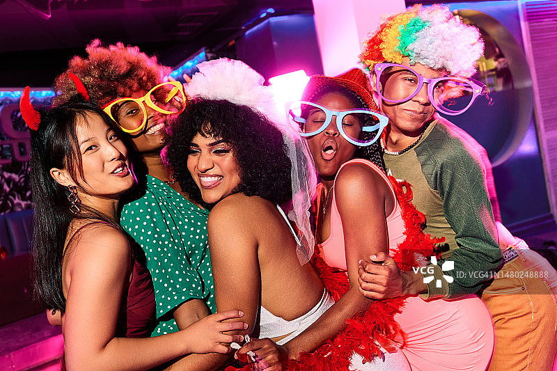 在夜总会玩乐的年轻成人团体图片素材