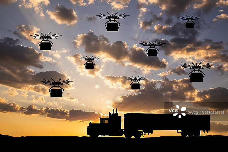 日落时分的半挂卡车和送货无人机图片素材