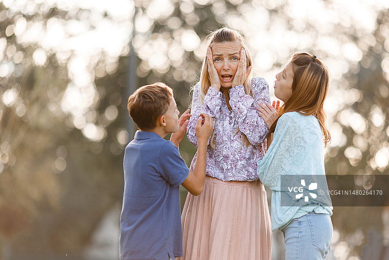 烦恼的母亲和吵闹的孩子图片素材
