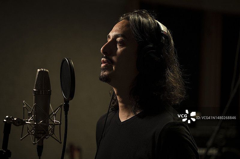 在录音室录音的男歌手图片素材