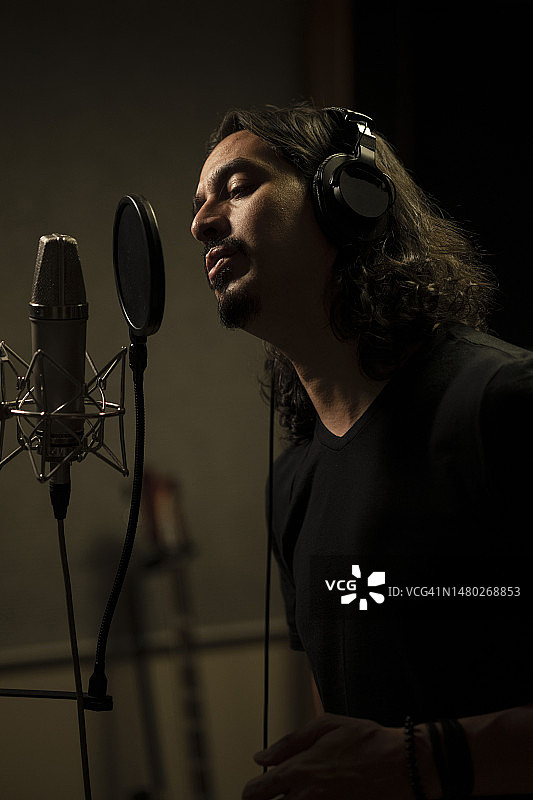 在录音室录音的男歌手图片素材