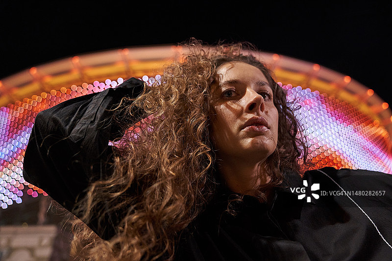 身穿黑色时尚连衣裙的卷发美女图片素材