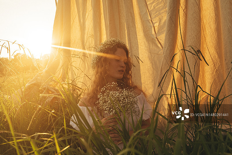 在田野里散步的快乐女孩图片素材