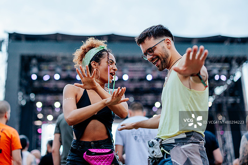 在音乐节上跳舞的快乐朋友们图片素材