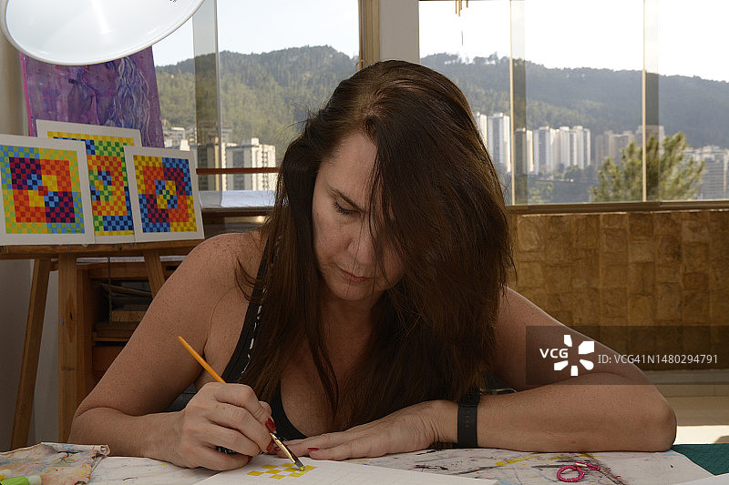 中年妇女和她的抽象艺术作品图片素材