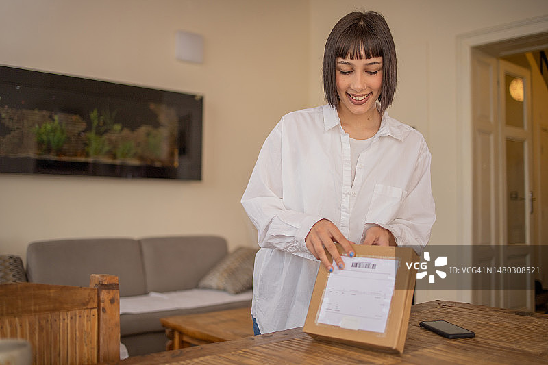 年轻的创业者正在向客户发送包裹图片素材