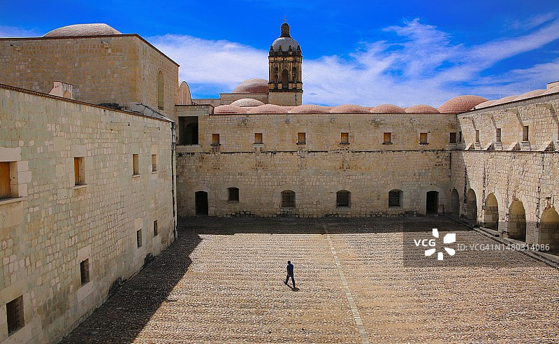 瓦哈卡圣多明各·德·古兹曼教堂庭院图片素材