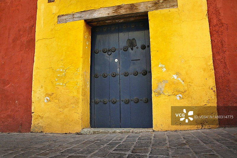 瓦哈卡彩色门墙图片素材