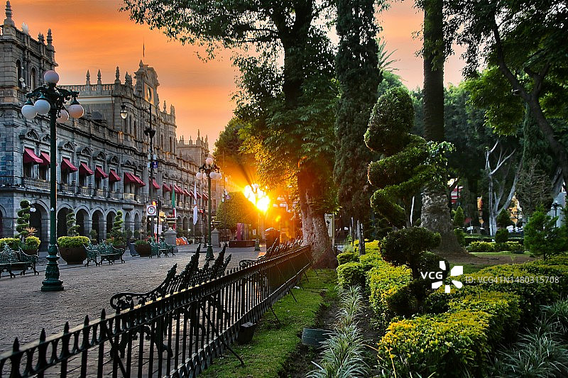 日出时分的普埃布拉市中心广场图片素材