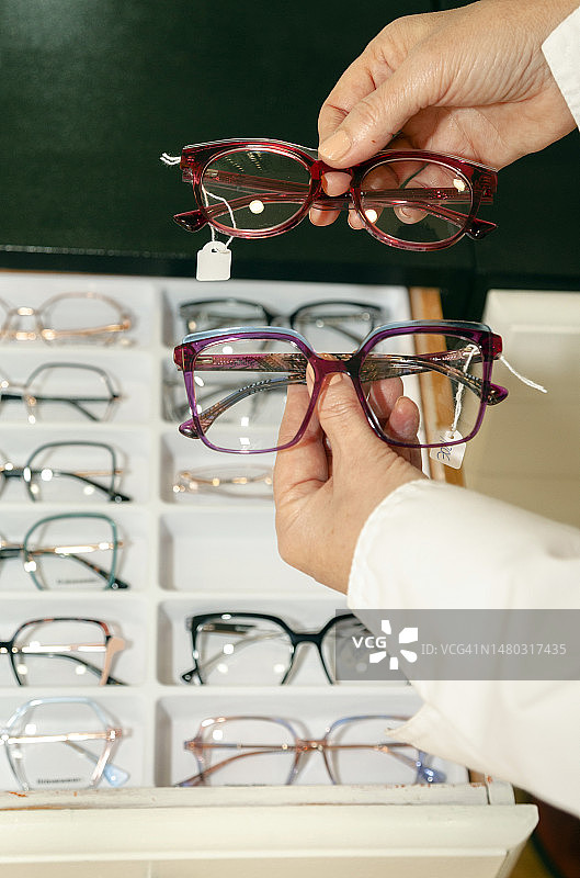 女验光师手持眼镜图片素材