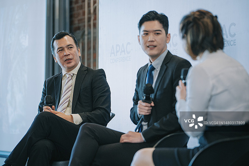 亚洲商业人士在商业会议研讨会期间的舞台小组讨论图片素材