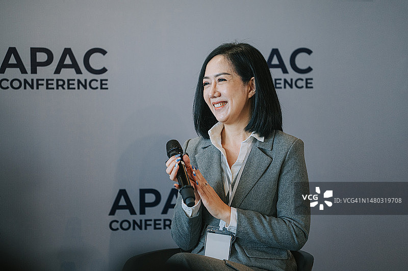 在商务会议研讨会上鼓掌的亚洲女商人图片素材