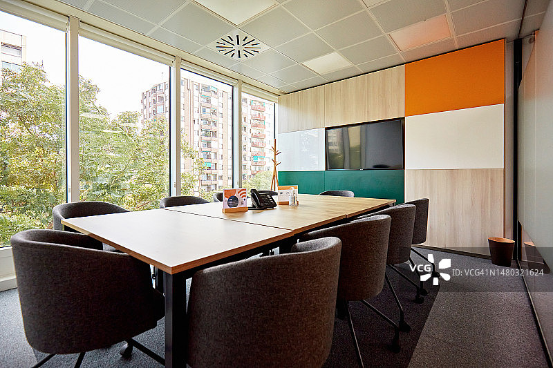 现代办公室中的公司会议室图片素材