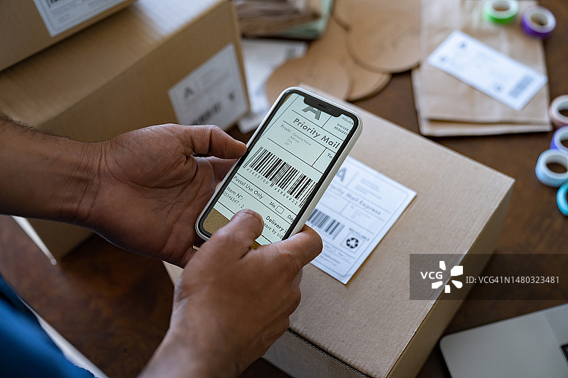 创业者用手机App发送订单特写图片素材