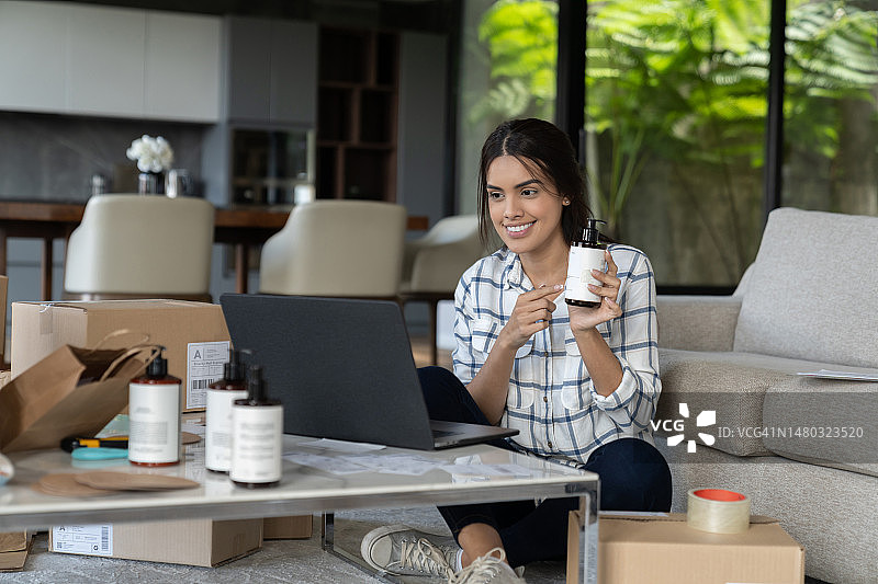 网红在家录制美妆产品视频图片素材