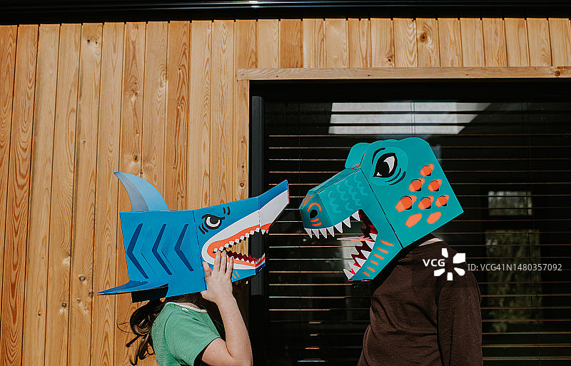 兄妹戴着自制动物面具图片素材