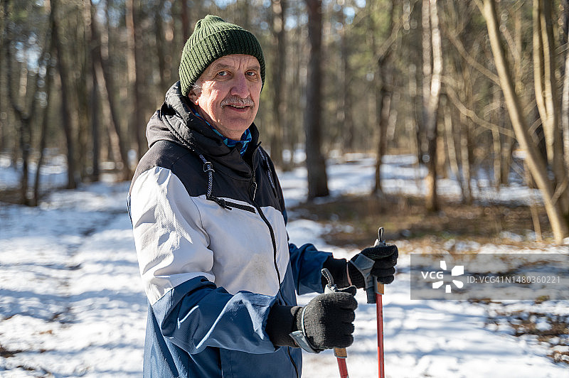 中年男人在做北欧式健走图片素材