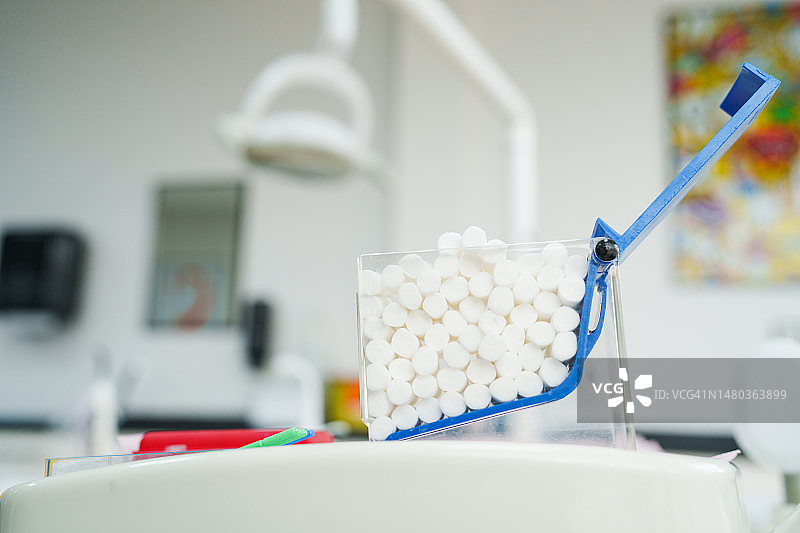 牙科医生使用棉卷的特写图片素材