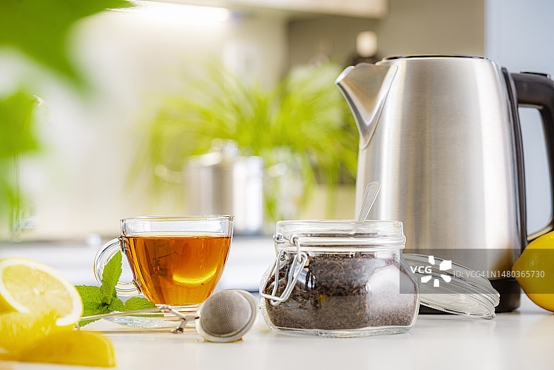 厨房台面上的热红茶杯和水壶图片素材