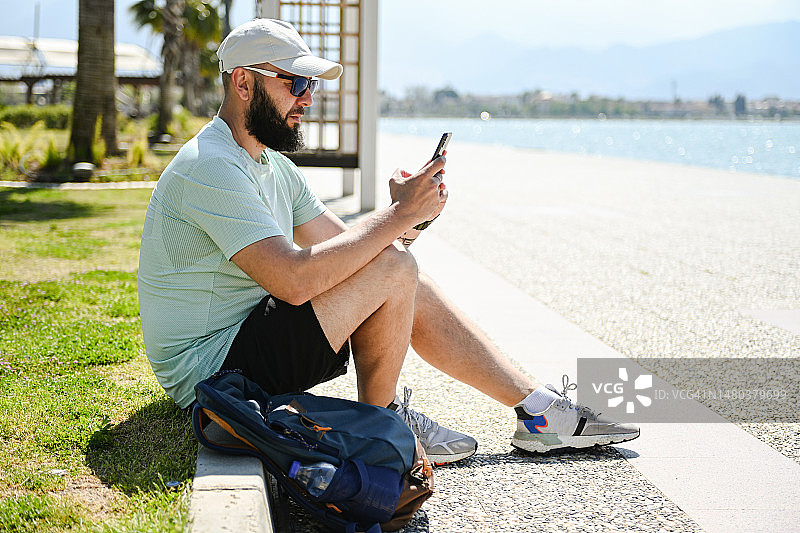 在堤坝上行走和做运动的男人图片素材