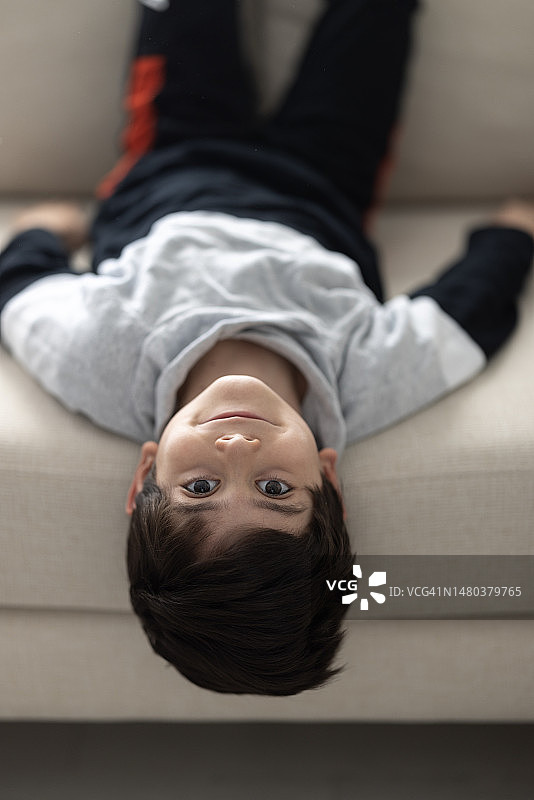 男孩倒立的肖像图片素材