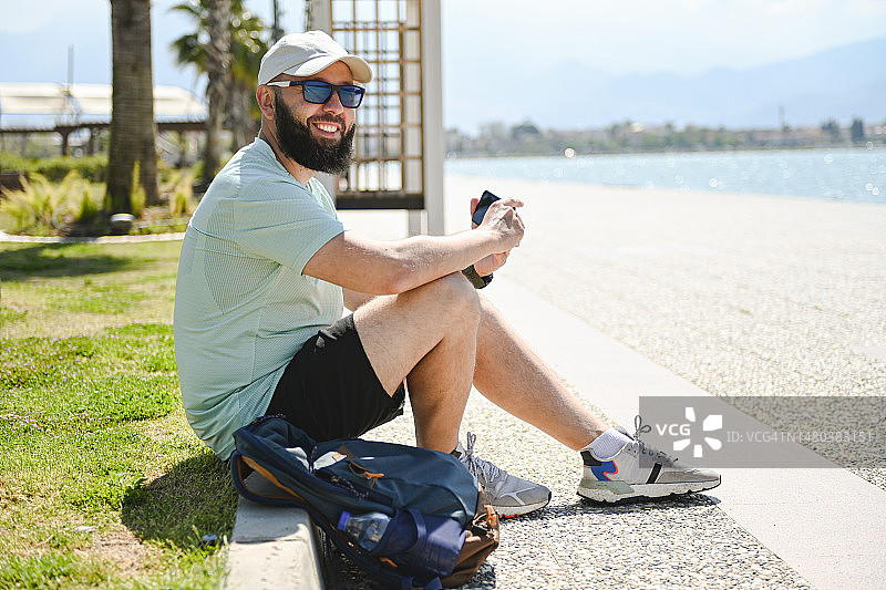 在堤坝上行走和做运动的男人图片素材